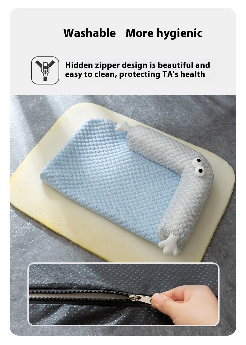 Product packaging with a blue textured mat and gray plush toy, featuring text about washability and hygiene.